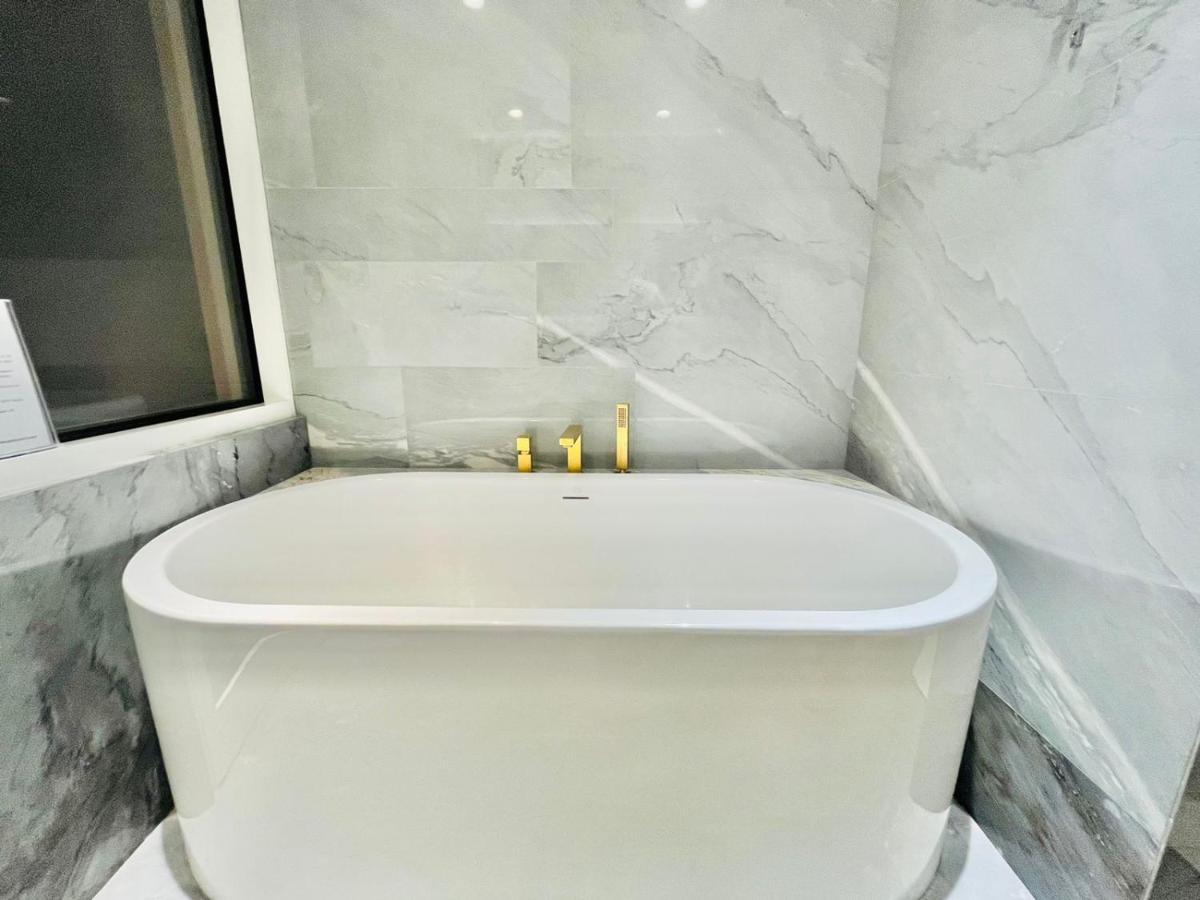 Апартаменти Five Palm Jumeirah - 2 Bedrooms & Maid In A Splendid - Modernlux Дубай