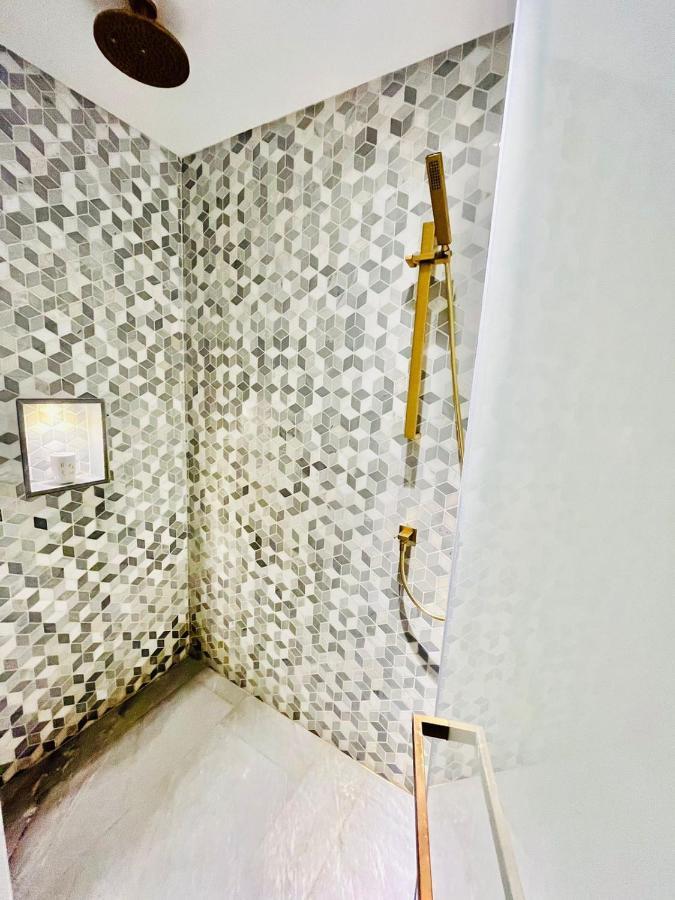 Апартаменти Five Palm Jumeirah - 2 Bedrooms & Maid In A Splendid - Modernlux Дубай
